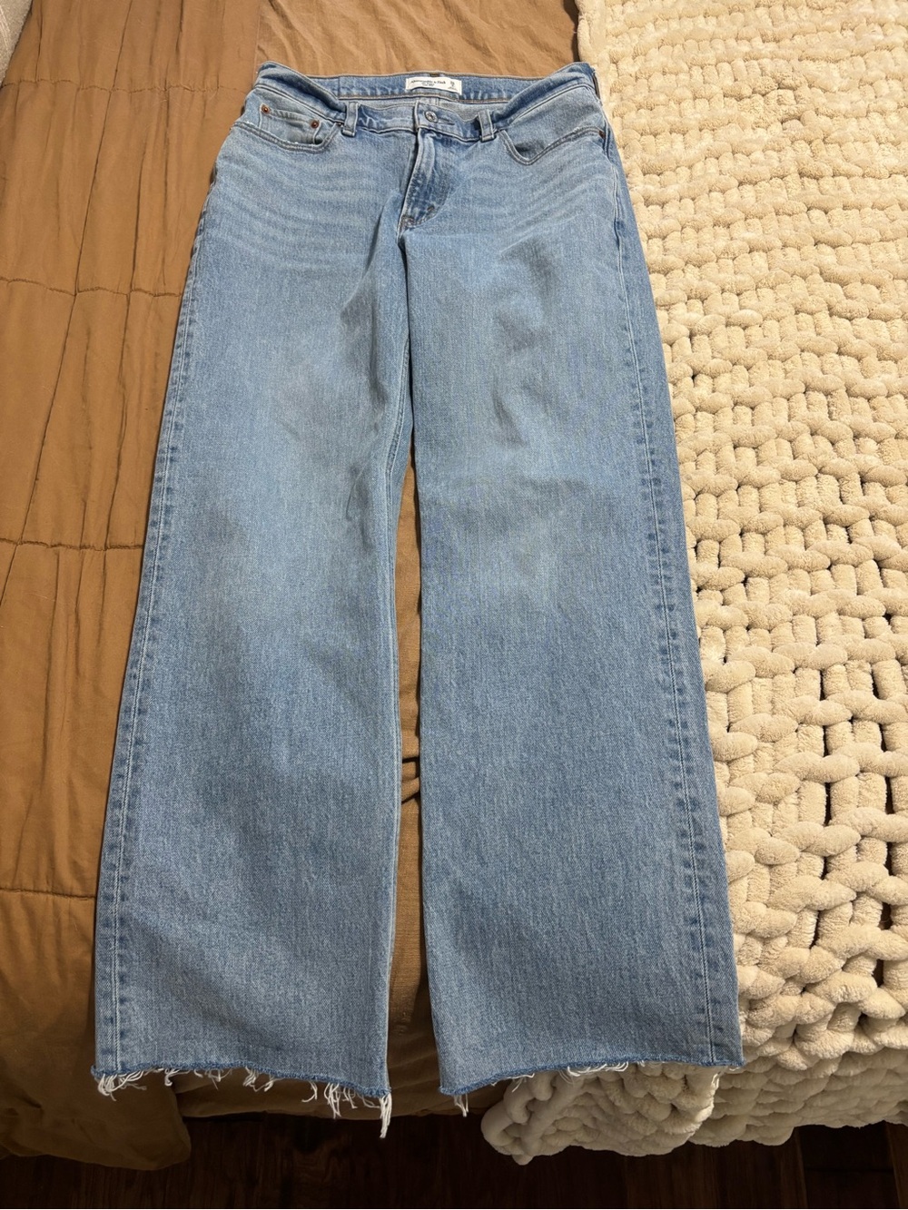 Abercrombie & Fitch The Baggy Low Rise light wash raw hem regular - Picture 2 of 4